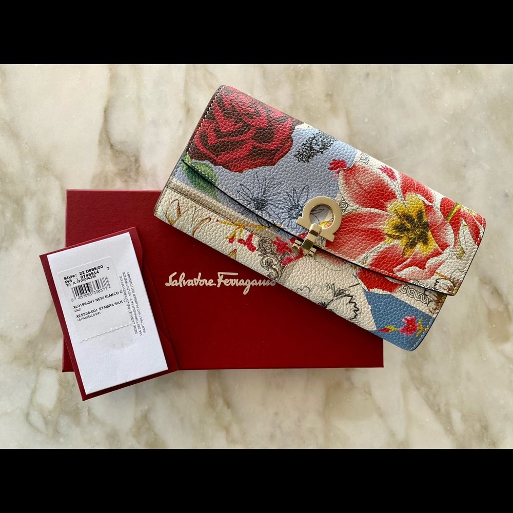 Ferragamo woman’s GANCINI CONTINENTAL WALLET